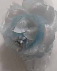 rosa con hoja celeste